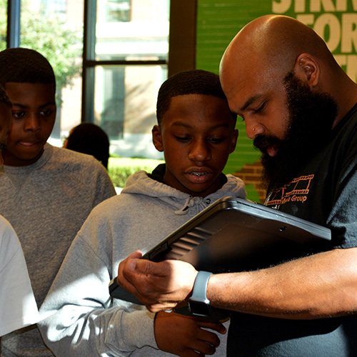 BeyondLimitsMG's tweet image. A week in review. Our team has been hard at work visiting these schools as we get these students ready to spread their voices. 
We truly love what we do. 
#StudioRecordingProgram #CPSTeens #SocialWorks #MobileStudioRecording #Teamwork #BeyondLimitsMediaGroup