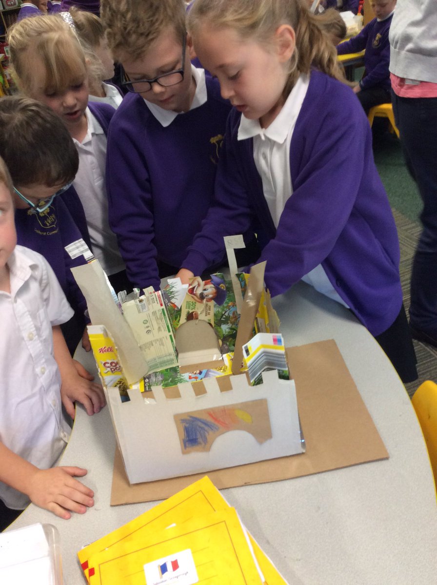 CopenhagenClass's tweet photo. We really enjoyed showing off our castles to @paris_class   🏰 https://t.co/NFh4aClZJu