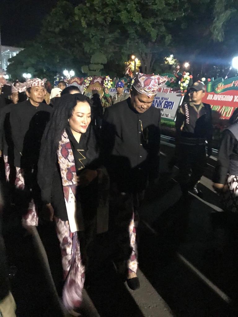 FestBanyuUrip's tweet photo. Malam menjelang #HJB341 masyarakat #Bojonegoro rayakan keberkahan, panjatkan doa, dan ekspresikan rasa syukur dalam #Grebegberkahbjn2018
Selamat!
#SemangatBaruBojonegoro #SemangatMalamMinggu
Saksikan! #FestBanyuUrip18 pada 16-17Nov mendatang. https://t.co/gG0lCv3q0c