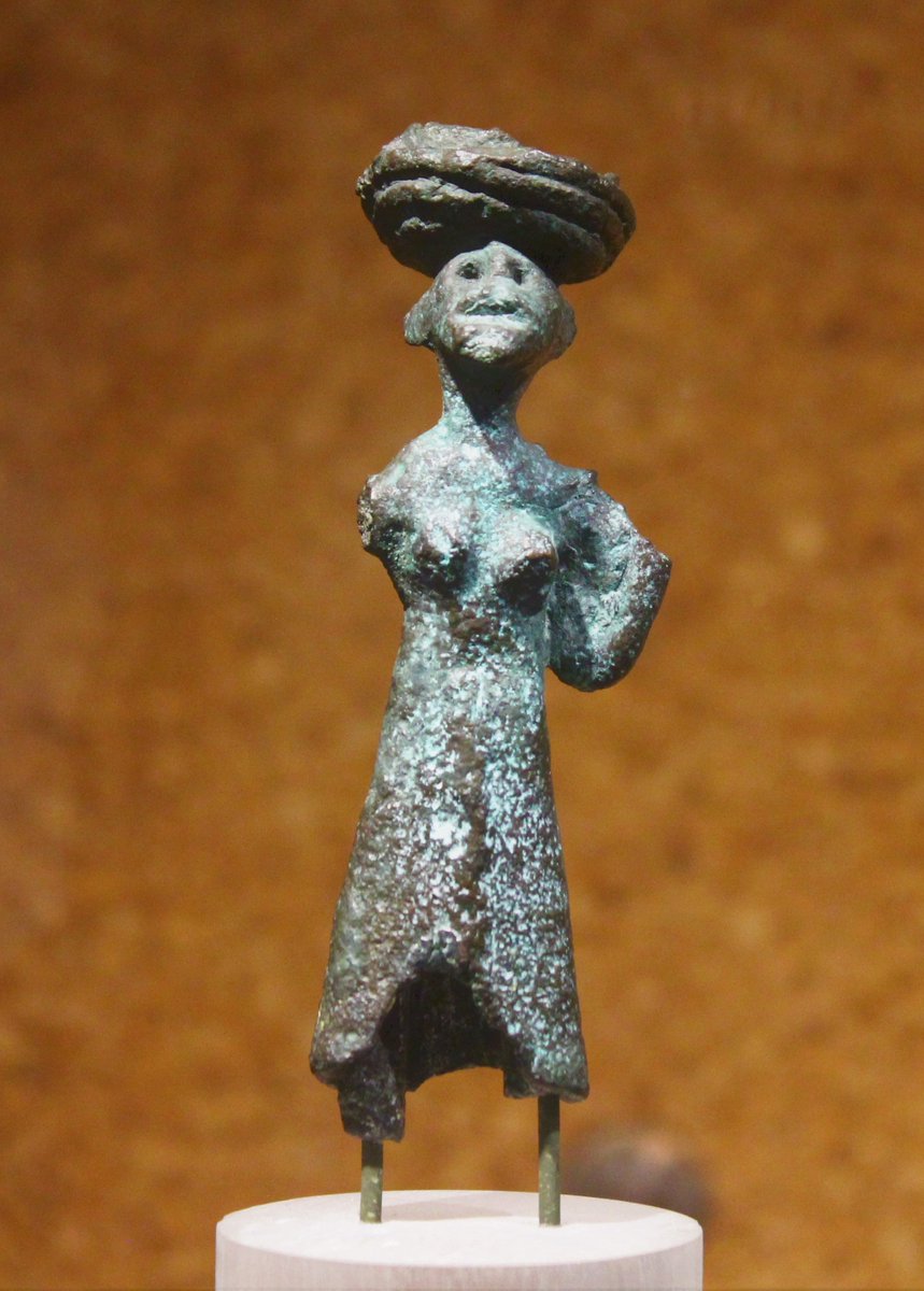 MuseoArcheoCa's tweet photo. offerente: Località sconosciuta, Villasor (CA) il bronzo raffigura una donna che indossa un’ampia e lunga veste scampanata, stretta in vita,ampio colletto. Sul capo sorregge un cesto di vimini. La testa tondeggiante ha tratti somatici caricaturali: occhi incavati: Sec. X/VII a.C https://t.co/omM3n56YtV