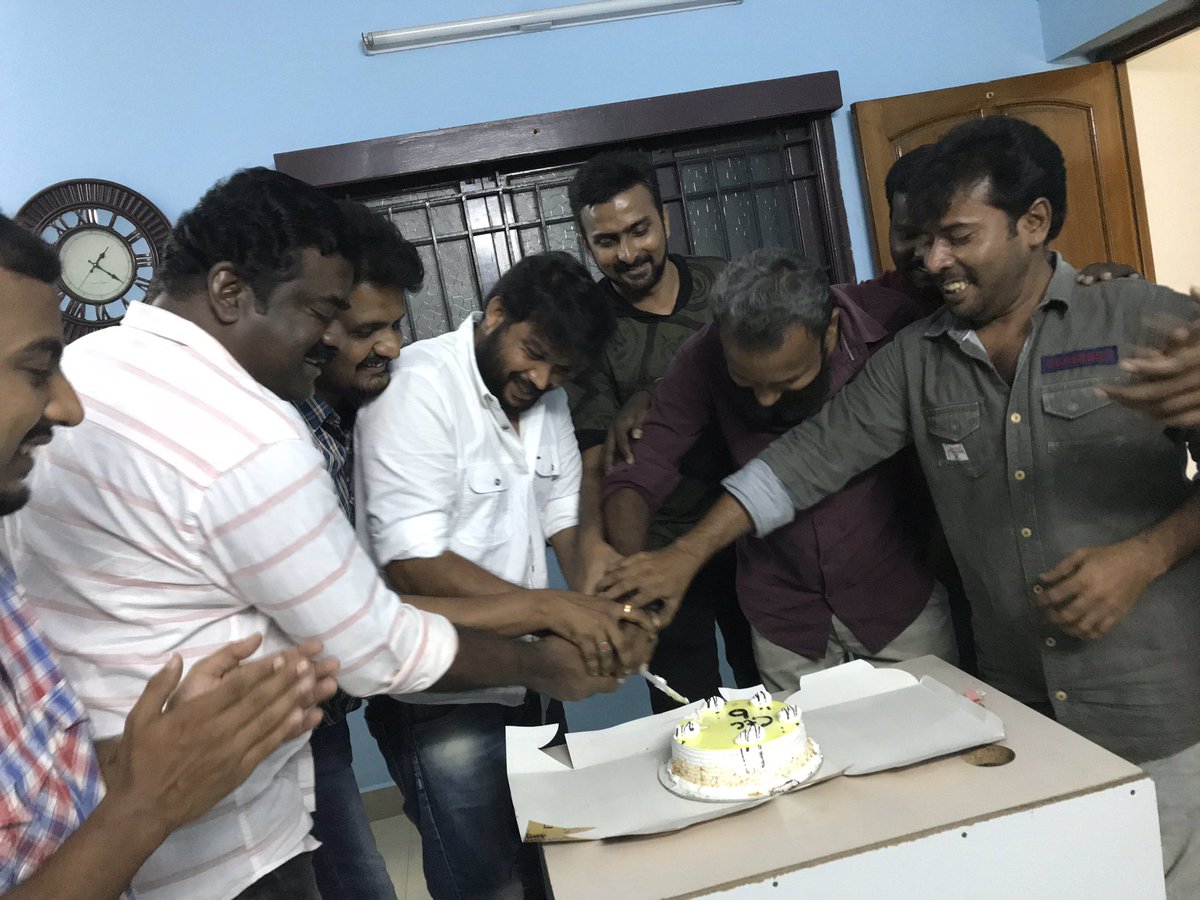 Riyaz_Ctc's tweet photo. Celebrated #6YearsOfCtc with friends ๐๐ #Ctc6 @ctcupdates
@Actor_ArulDass #AnandKumaresan #Karthi @Yokeshkrish @dir_aari #Vijay #Ravi #Mani https://t.co/RosV9AFSID