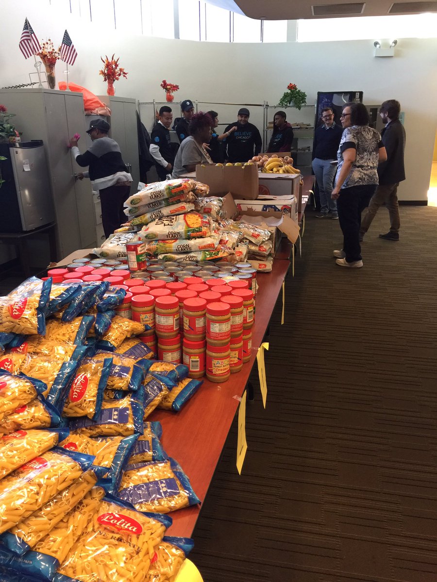 P50F_Chicago's tweet photo. @P50F_Chicago employee resource group provided a contribution of $ and partnered with External Affairs and Network technicians to help the GreaterChicagoFoodDepository support the Adult Community Market at the Englewood Community Center. #BelieveChicago #ATTImpact https://t.co/GCUcu7TY7I