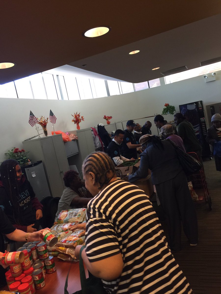 P50F_Chicago's tweet photo. @P50F_Chicago employee resource group provided a contribution of $ and partnered with External Affairs and Network technicians to help the GreaterChicagoFoodDepository support the Adult Community Market at the Englewood Community Center. #BelieveChicago #ATTImpact https://t.co/GCUcu7TY7I