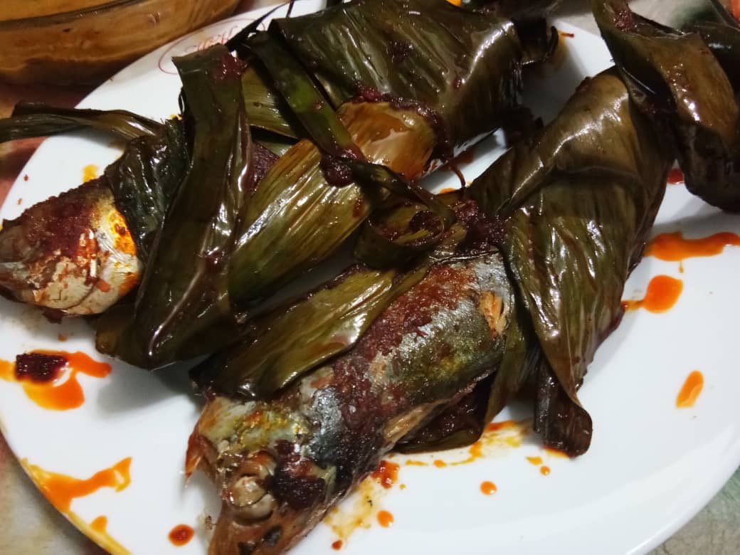 RPakyah's tweet photo. Assalamualaikom pembuka bicara..Lihatlah apa yg boleh berlaku dgn pes ikan bakar dan pes asam pedas Pak Yah..Biarlah gambar yg bercerita...kalu ada yg terliur...cepat2 hubungi kami utk tempahan...jgn kata tak diberitahu...sapa lmbt dia x merasa...😍😍  #makanantradisionalmelayu https://t.co/li2RGKqFHf