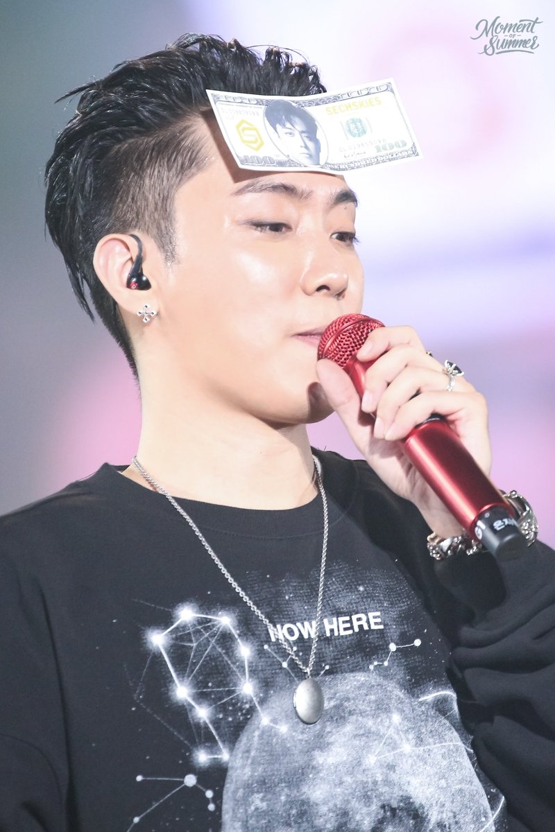 Momentofsummer's tweet photo. 181014 젝스키스 콘서트
지폐 붙인 것도 이렇게 멋질 일인가..?
#은지원 #eunjiwon #젝키 #젝스키스 #sechskies https://t.co/m2dq1DKgWF