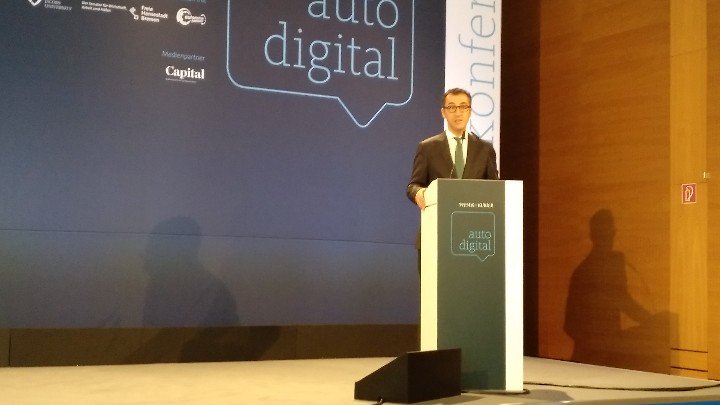 HeikoL's tweet photo. @Cem_Oezdemir is in town. Welcome to @Jacobs_Bremen #AutoDigital https://t.co/ta5pYg2QvT
