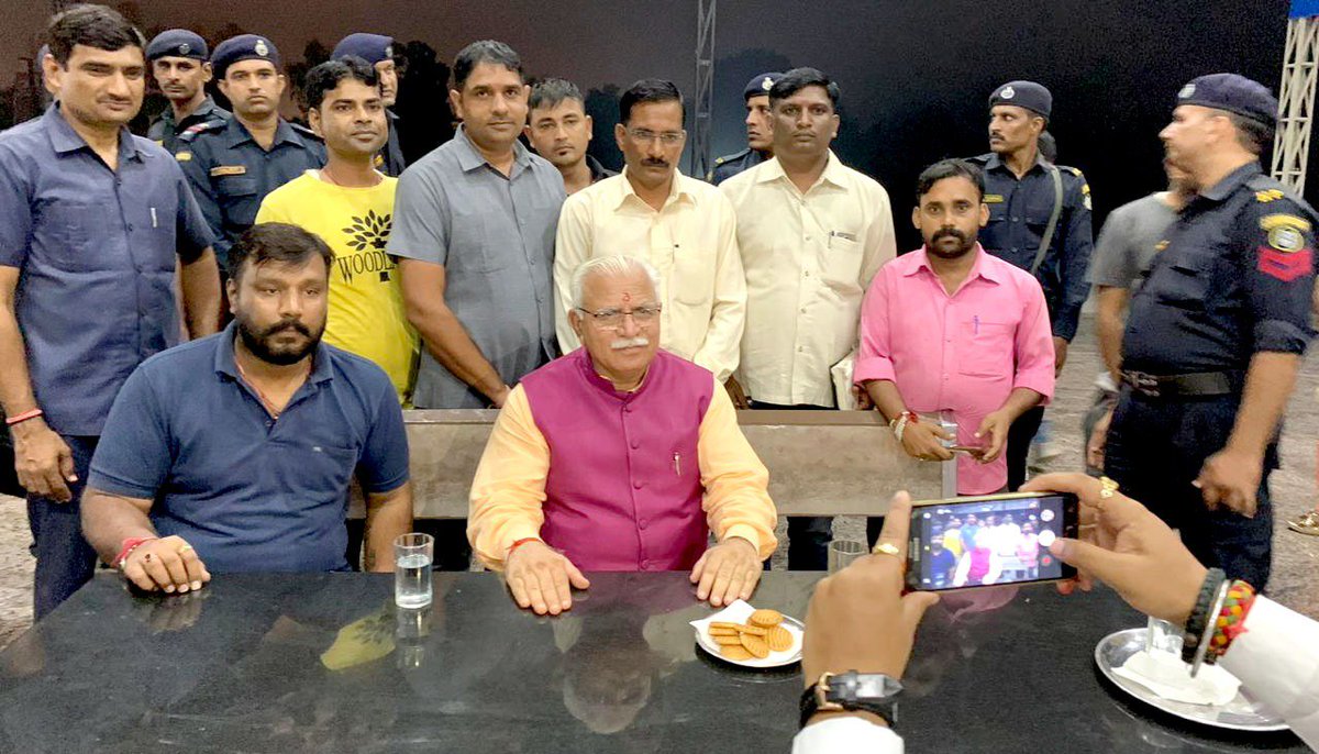 mlkhattar's tweet photo. आज करनाल में आयोजित विजय दशमी महोत्सव में शामिल होकर चंडीगढ़ लौटने के दौरान झिलमिल ढाबे पर चाय पीते हुए लोगों से बातचीत की I https://t.co/3tDj7iD7V5