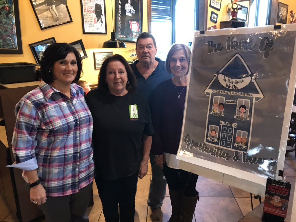 TheHoodexedir's tweet photo. Special Thanks to our volunteers who supported the fundraiser at @Zaxbys. 👏🏽👏🏽 to #KholsCares #AssociatesinAction https://t.co/uCx5HJC6lR