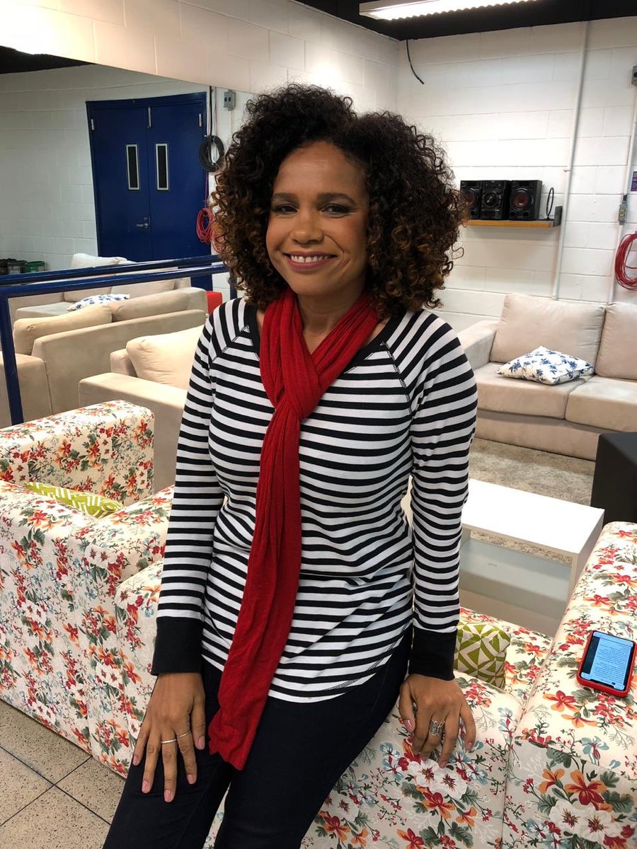 TeresaCristina's tweet photo. É AMANHÃ (20), #SãoPaulo! 🎤💙 Show #TeresaCantaNoel, no #TheatroNetSP, a partir das 21h. Últimos ingressos: https://t.co/kCgd8fvO5y 🎭🎟 
.
🎧 Lembrando que: #Sextou! E o álbum do show está disponível em todas as plataformas: https://t.co/PS7bH2BvZF 🎵 https://t.co/CMafzsEDF6