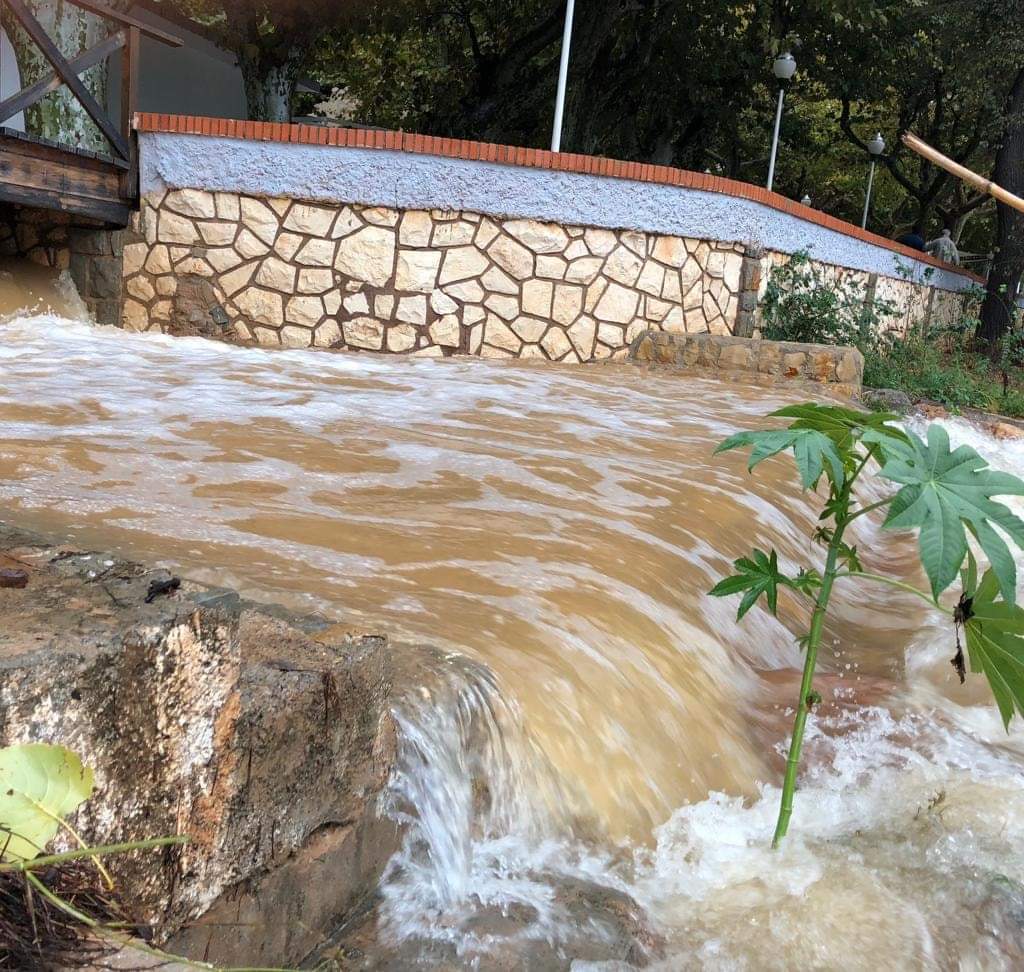 covasanta's tweet photo. Mari Carmen costea la gruta de la vall deuxo cerrada al público #ÀPuntdirecte https://t.co/As90IKGAvc