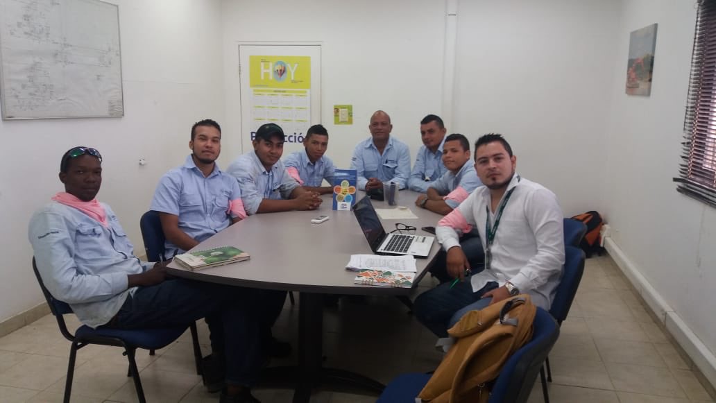 Indust1Senacfma's tweet photo. En seguimiento y evaluación final con los aprendices del técnico mecánica industrial, en el taller hidráulico de la empresa @Mineros_sa, en nuestro @SenaCfma nos unimos y apoyamos  la campaña del día mundial del cancer de mama.  #pañoletarosa @SBDIR_SENACFMA https://t.co/mCDjS9958i