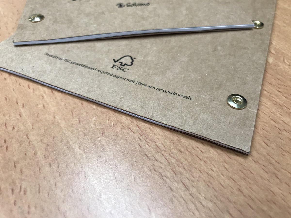 Lithografen's tweet photo. Druk met een boekje gedrukt op #gerecycled papier. Voor- en achterzijde gedrukt op #FoldKraft en binnenzijde op #BalancePure van @PapyrusNL1. Afwerking snijden, voorzijde voorzien een ril, 3 boorgaten en een messing schroefbus. https://t.co/2AZNmjqPA5