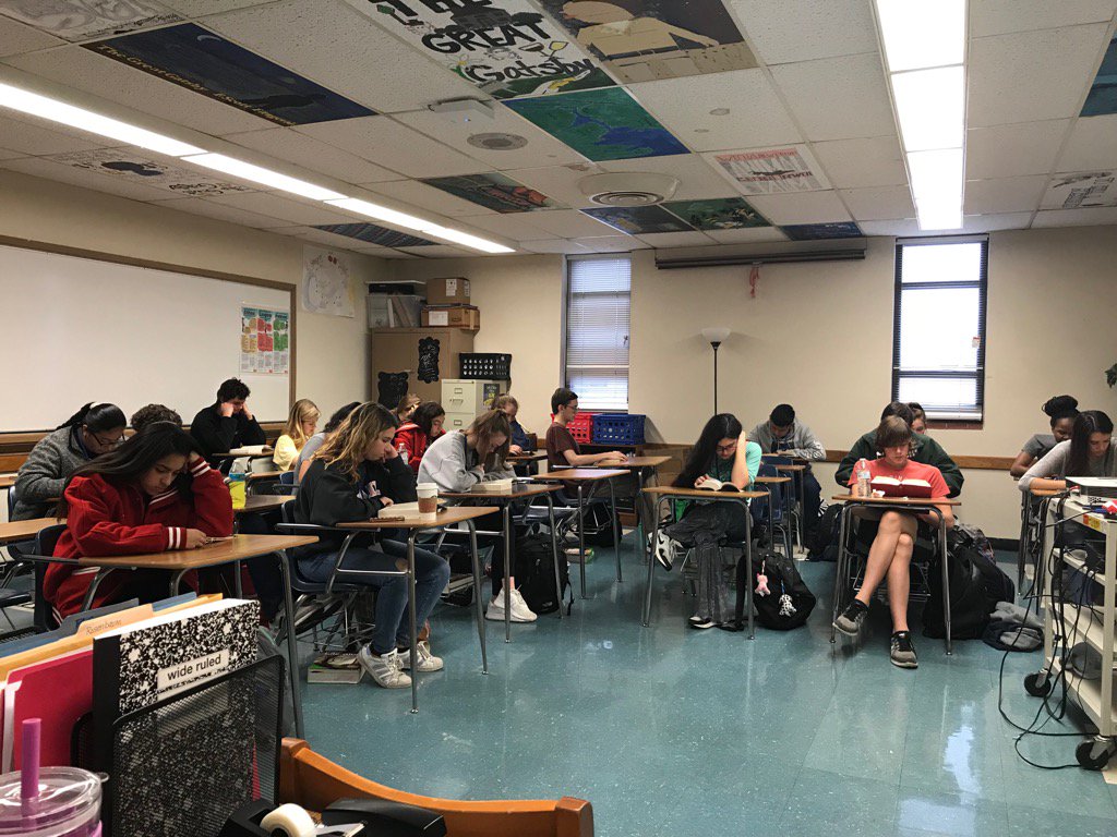 MrsRosenbaum's tweet photo. #RichardsonReads18 #RbaumsAP3 enjoying a good book! #WeArePearce https://t.co/F2kc2T97RS