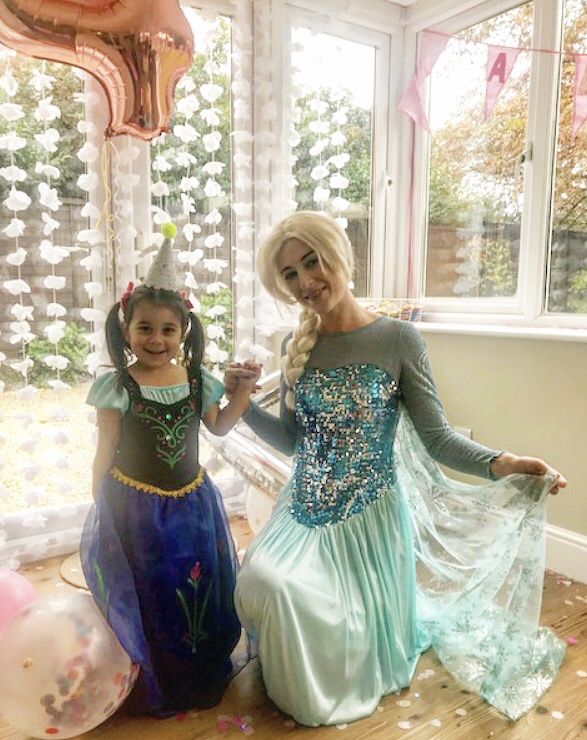 beahappyparties's tweet photo. Throwing it back to one of our fab #PrincessPackages! Elsa had lots of fun in the birthdays girls princess room dancing, playing games, eating sweets & celebrating together💕 packages start from £50!😲🤩 #BeaHappyParties #Disney #Frozen #ElsaandAnna #PartyTime https://t.co/uqud7rRXSh