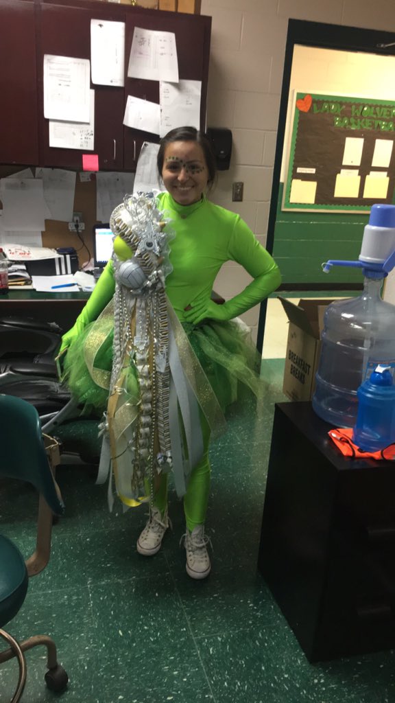psja_memorialvb's tweet photo. Our very own Senior Captain going all out for GREEN OUT for HOCO #SeniorSZN #2018 #25 #VoteMae&Joaquin https://t.co/HzmjZ8qoLo