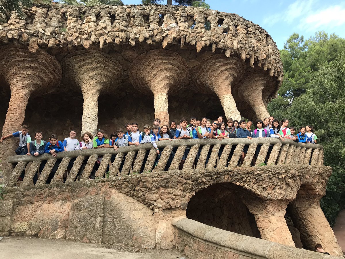 FedacLleida's tweet photo. SORTIDES: Els alumnes de sisè han passat un dia a Barcelona fent la visita enmarcada dins el projecte d’Antoni Gaudí. Han visitat el Park Güell, la Sagrada Família i la Pedrera. #Barcelona #Modernisme #Femsortides #lamevaescolaes🔝 https://t.co/9xnW0r68ZX