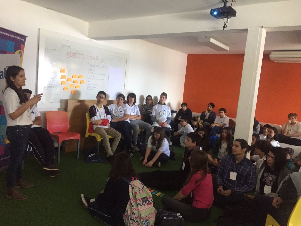 natirehermann's tweet photo. Primer #hackatongit en el interior del país. Chicos y chicas trabajando por un mejor “futuro del trabajo” Desde Maldonado @girlsintech_uy con diferentes maneras de trabajar y pensar 🙌🏼💡Los jóvenes son el futuro!! https://t.co/i7NDuNyDmT
