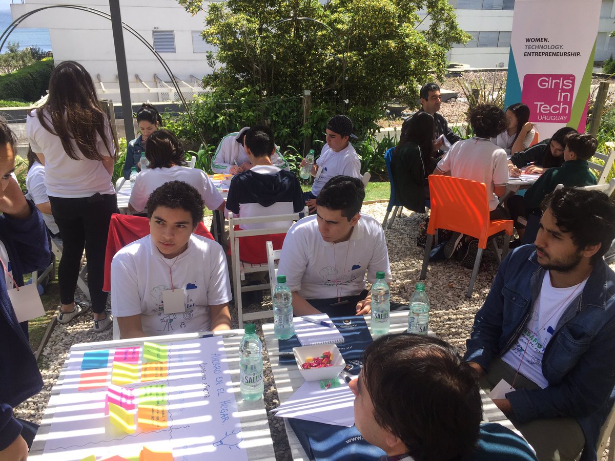 natirehermann's tweet photo. Primer #hackatongit en el interior del país. Chicos y chicas trabajando por un mejor “futuro del trabajo” Desde Maldonado @girlsintech_uy con diferentes maneras de trabajar y pensar 🙌🏼💡Los jóvenes son el futuro!! https://t.co/i7NDuNyDmT