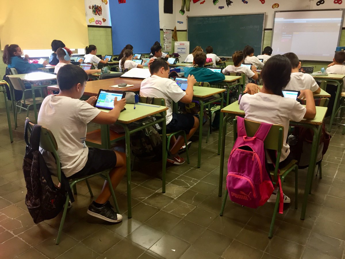 MagalyFdM's tweet photo. Alumnos de 6º de primaria del @colegioelcabo participando en la "Hora del Código Canarias" organizado por el ATE @EducacionCan para fomentar las habilidades de resolución de problemas, la lógica y la creatividad. @cepsantacruz #CodeCanarias #CodeWeek https://t.co/cAwwsJOZ9D
