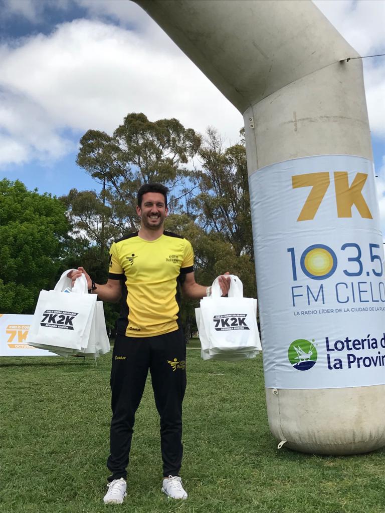 LaCielo1035's tweet image. Gracias a la gente de #EliteRunning que a través de uno de sus representantes Ezequiel Kelis, se llevaron un monton de KITs para #CieloCorreSolidario