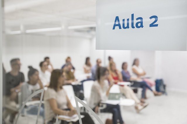 barcelonactiva's tweet photo. 👥 El major nombre de relacions en el menor temps possible. Això es #SpeedWorking, una de les dinàmiques que practiquem al #CoMercat, el punt de trobada per a l’emprenedoria de @barcelonactiva 
✍️ 👉 https://t.co/sWRudRYtei
#BCNemprenedoria https://t.co/hCAy8Q8N1c