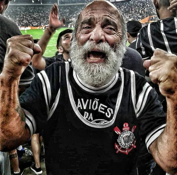 FielNaAlma's tweet photo. Que imagem... O sentimento pelo Corinthians não se explica. Se sente. Isso que diferencia o corinthiano de outros torcedores. Eles nunca entenderão. Eles nunca serão! 

📷 Laura Crispim https://t.co/sk5YA4c0Xt