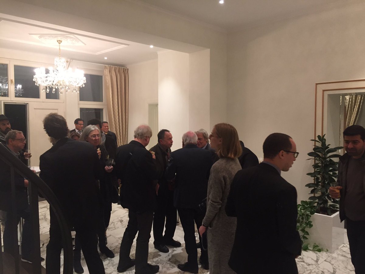 ArabicDivan's tweet photo. Beiratsmitglied des arabischen Kulturhauses, Prof. Dr. Udo Steinbach, skizzierte dezidiert die vergangenen 100 Jahre der politischen Entwicklung des Nahen Osten. Im Gespräch wurde deutlich: Europa trägt heute wie damals Verantwortung. #DerDivan + #KreuzbergerHimmel https://t.co/Q6iOw15UDT