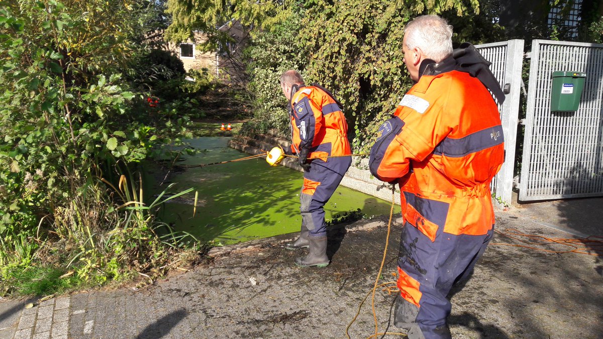 POL_Rotterdam's tweet image. Vandaag zochten agenten langs de vluchtroute vd dader #schietincident #WillemRuyslaan. Vooralsnog vonden zij geen nieuwe sporen. 
Wel weten we inmiddels dat de verdachte overstak richting #KralingseZoom
Uw hulp blijft welkom!

youtu.be/XNN9-crEcsE

politie.nl/mijn-buurt/nie…
