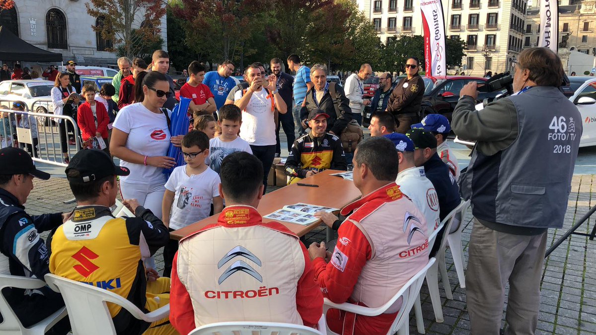 Los pilotos ya están firmando junto al podio de salida. Esto empieza!