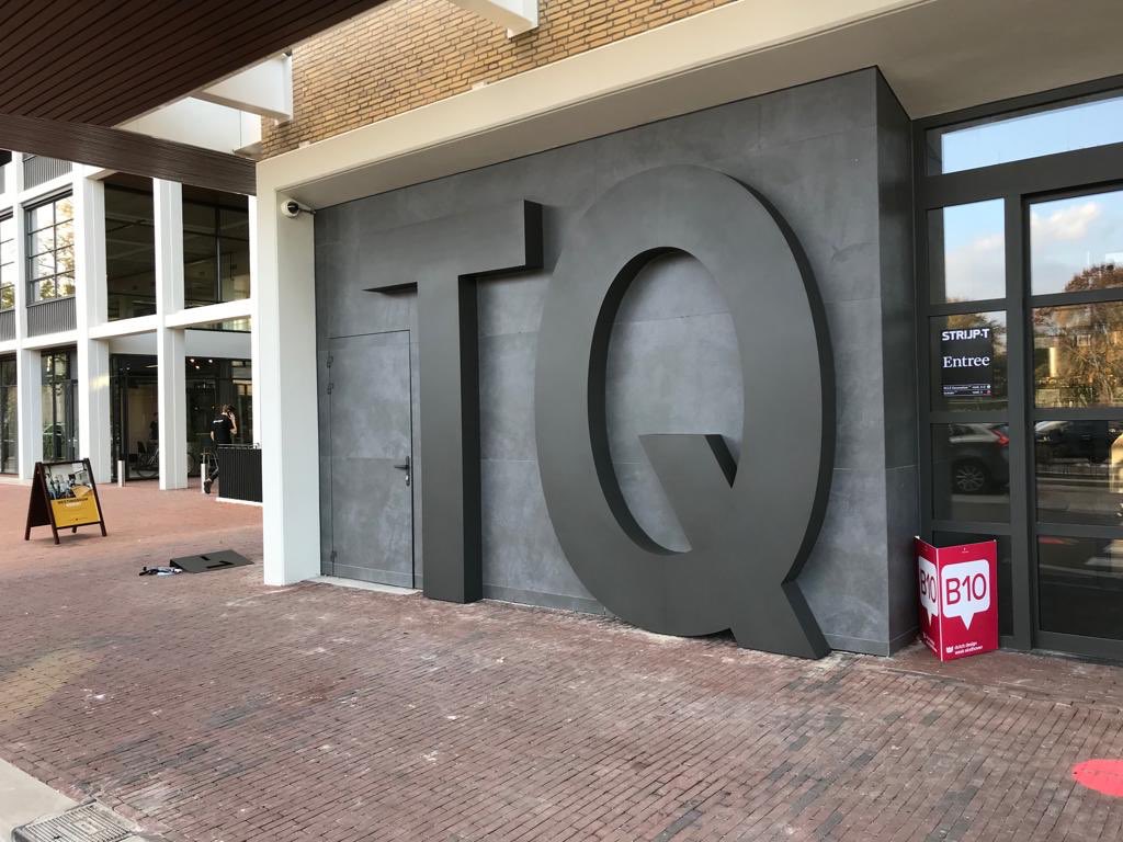 En de dag afgesloten op STRIJP-T. Aan achterkant verlichte doosletters 308 cm hoog.