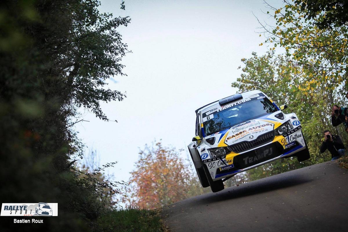 RallyeSport's tweet image. La #FinaledesRallyes est bien lancée désormais ! 

Dans l’ES1, scratch de Bouhot, pilote local, devant Mauffrey et Sirot.

Déception pour Habouzit (touchette, +10s) alors que Puppo n’est pas encore arrivé #FFSA