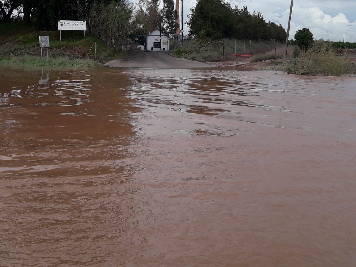 ⚠️ACTUALITZACIÓ ESTAT CARRETERES

#HortaNord
🔴CV-304: tallada al trànsit, degut a l'aigua que continua arribant del barranc del #Carraixet 📷
🔴 CV-310, oberta amb precaució per arrossegaments entre els pk 28 i 30 i presència d'aigua al pas x Bétera.

#TemporalPluges
#GotaFreda