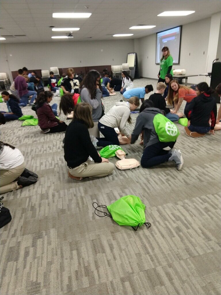 Alissaag02's tweet photo. Ss learning hands only CPR. #iisdlamar @Lamar_MS #ntxstem #iisamar @SendMawesome @CoachKVasquez https://t.co/firjeF0uVo