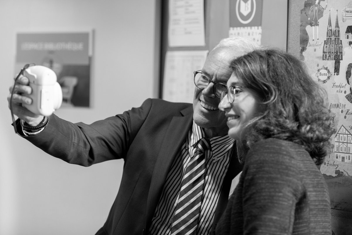 CercleWK85's tweet photo. 📸 Nos 16 dirigeants ont capturé chaque rencontre avec un étudiant par un #selfie 😃! #Polaroid #WK85 https://t.co/hlbiiZ0e7S