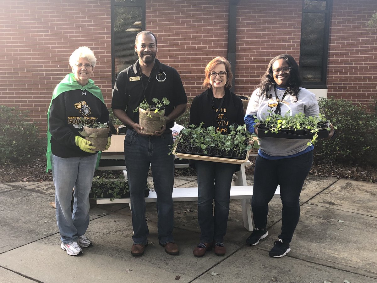LawrencevilleES's tweet photo. Our students grew kale 🌱 for the Georgia Organics Luncheon in the LES greenhouse. Kale grown at LES will be used as centerpieces for the event. #HomeGrownKale #LESGardening #GreatDaysOfService @LawrencevilleES @GwinnettSchools https://t.co/fiEiktPJzA