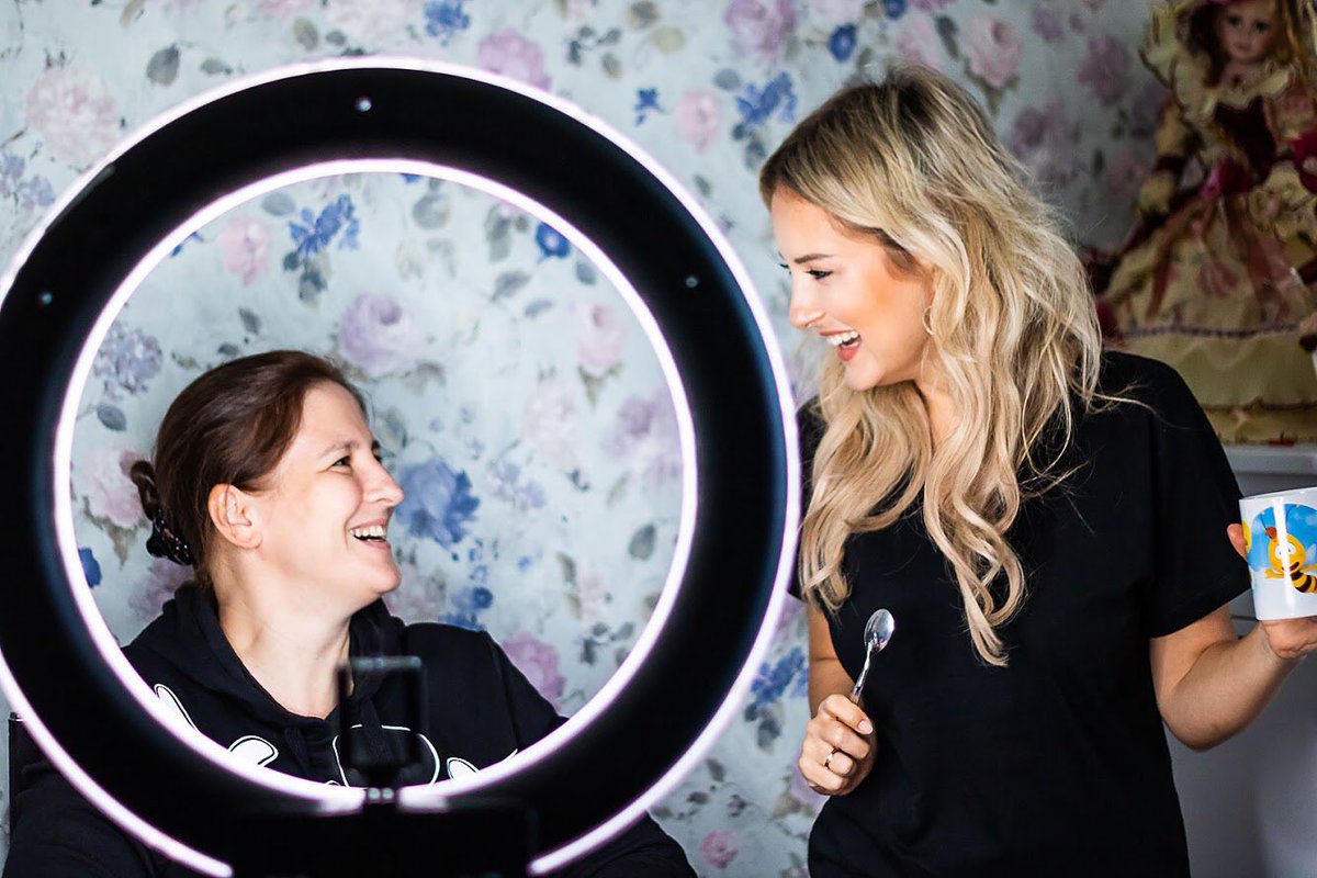 simpledits's tweet image. ➡️EN: Great photos are created when people are enjoying their work while having fun. 
➡️SK: Úžasné fotky vznikajú práve vtedy, keď robíme to čo nás baví a je pri tom zábava.

#backstage #production #set #presenter #photoshoot #fashion #instafashion #makingof #style#simpledits