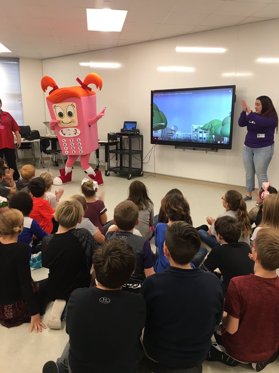 #WalnutCreekCareerDayRocks listening to a 911 dispatcher!