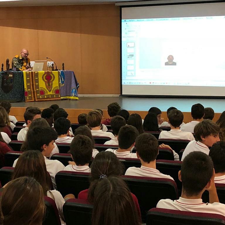 PadreDamianSSCC's tweet photo. Aquesta setmana el Padre Raul Valverde ha explicat la seva experiència com a missioner! Gràcies per compartir la teva experiència i vivència personal amb els alumnes de #ESOPD i #BTXPD #domunt2018 #cambiaelmundo https://t.co/4qmslhjJcp