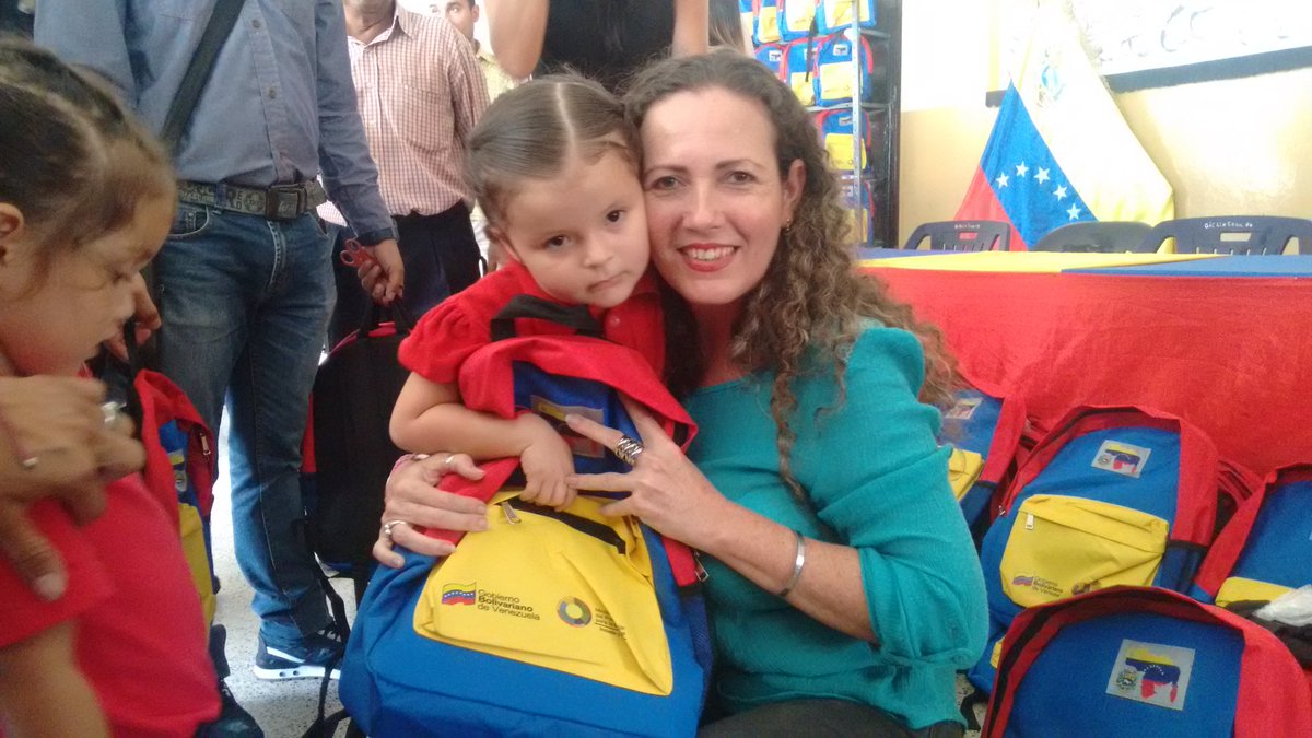 #19Oct || Seguimos cumpliendo con las políticas educativas implementadas por nuestro Presidente <a href="/NicolasMaduro/">Nicolás Maduro</a>, Ministro @psuvaristobulo, @MPPEDUCACION con la entrega de Morrales Escolares 🎒 
#Táchira 
<a href="/FreddyBernal/">Freddy Bernal</a> <a href="/NellyverLugo/">Nellyver Lugo</a> <a href="/ZORAIDAPARRA3/">Zoraida Parra</a> <a href="/FanderMartinez/">Fander Martínez</a> @Barrio_Tricolor