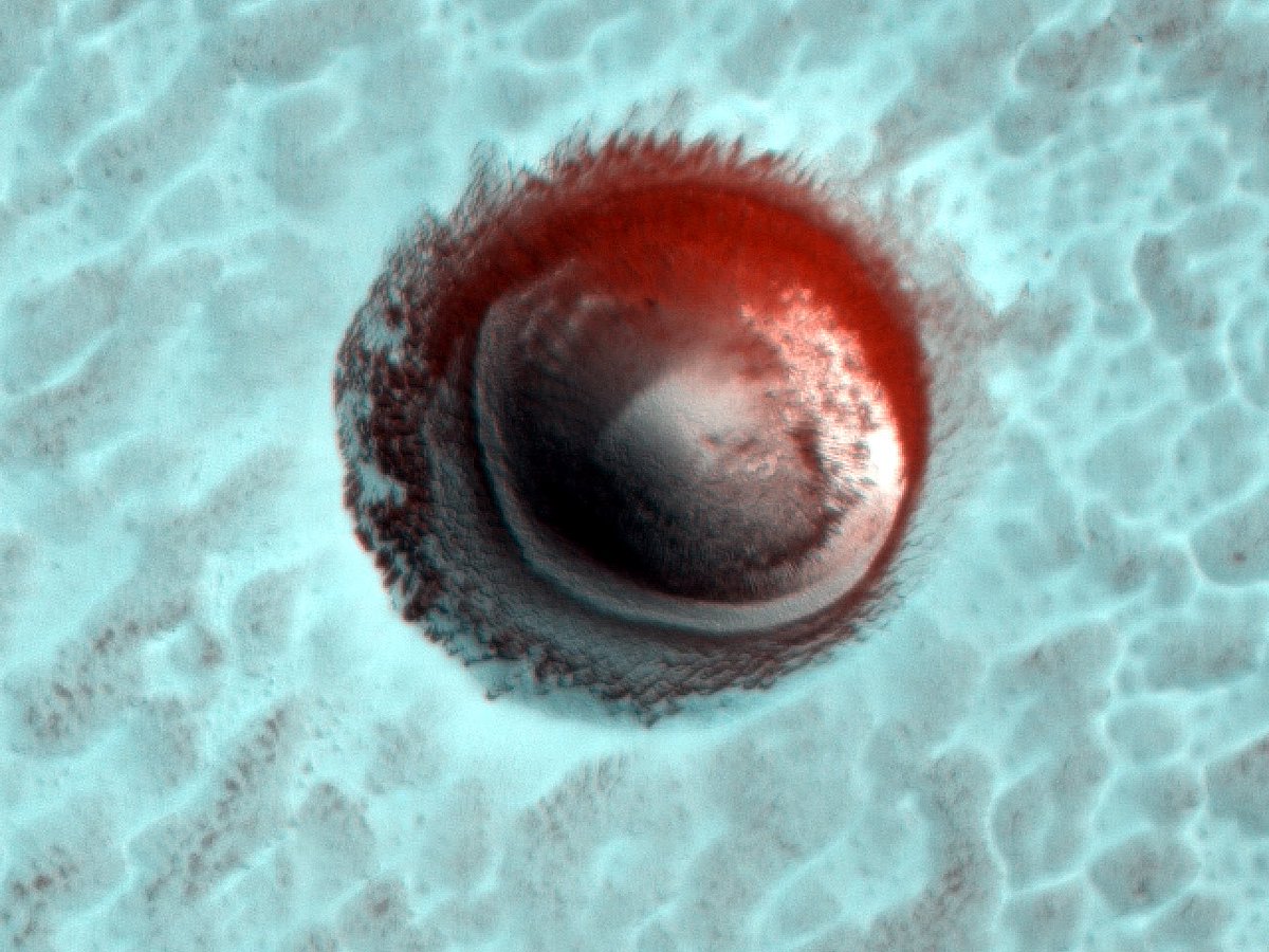Hypnotic Mars crater looks like a reptile's eyeball