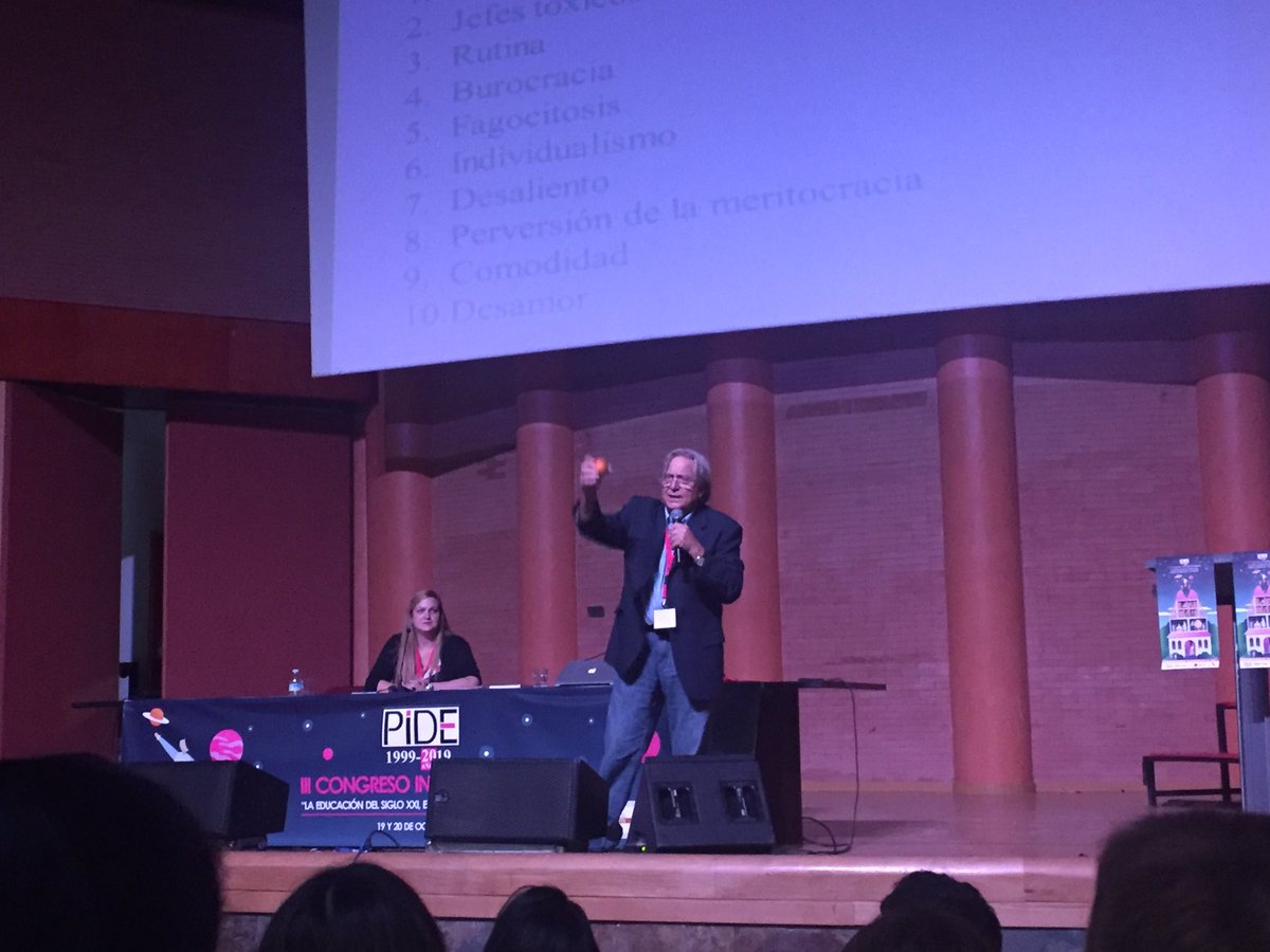 Pailar15's tweet photo. Grande Miguel Angel Santos Guerra!!! Termina su gran conferencia con la historia de la manzana que quería ser estrella.
#educación #CongresoPide https://t.co/UZWhN6L3FJ