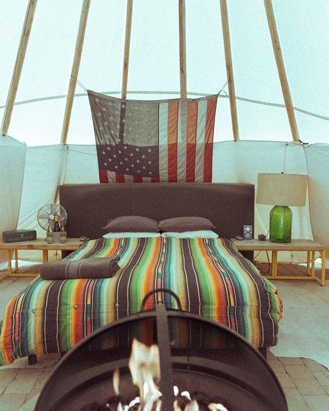 It sure is comfy in here. Have you booked your stay yet? Select from an airstream, teepee, yurt, safari tent or self camp. Whenever you’re ready, we’re here! 📷: <a href="/rambo/">Rambo</a> #elcosmico #elcosmicomarfa #marfa #bunkhousehotels