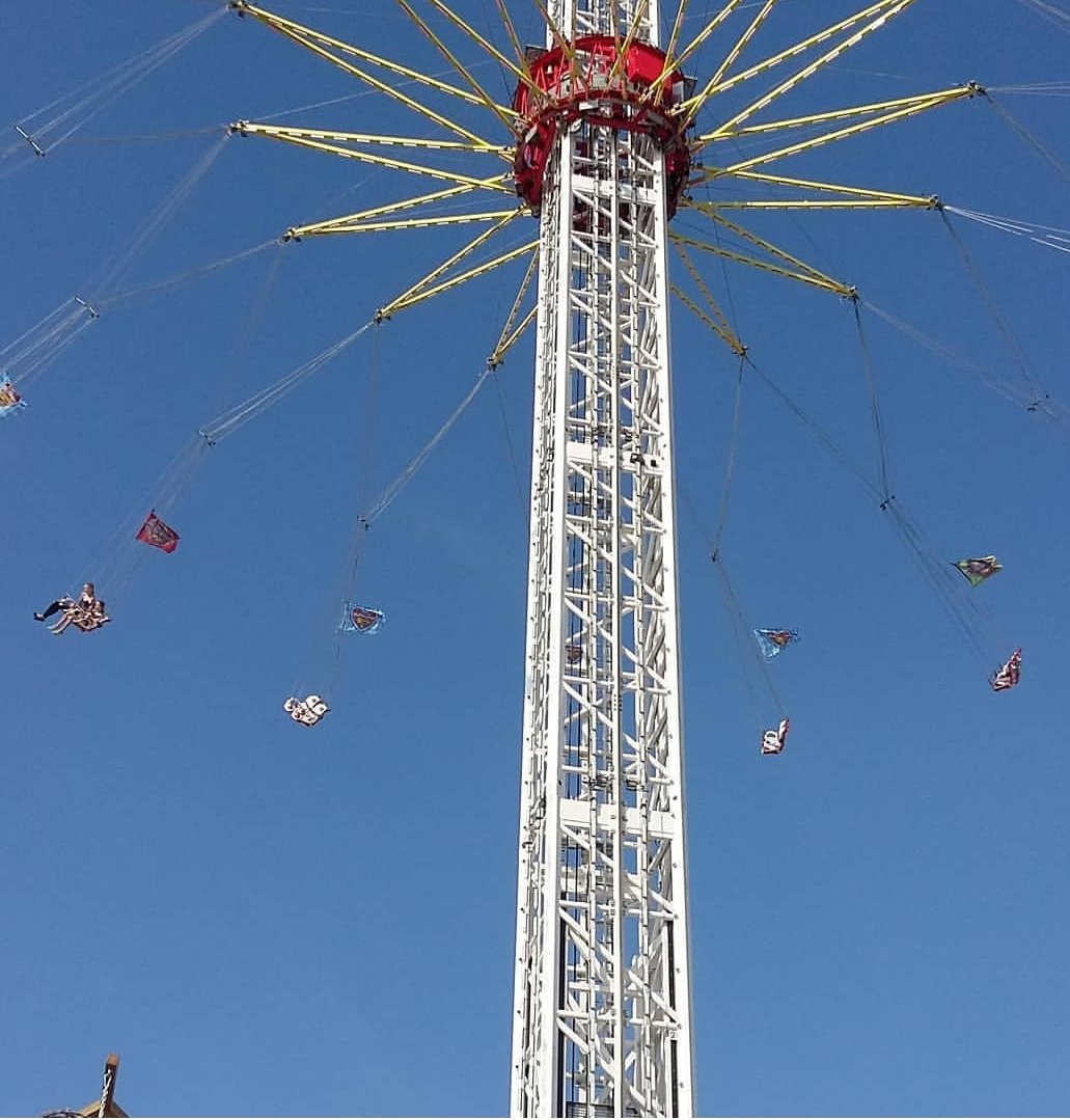 Just_Miertje's tweet photo. Ik heb hoogtevrees, maar na aandringen van meisje ben ik hier van de week ingeweest. 😰😬😱

#80meter
#ikvondhetdoodeng
#zweefmolen https://t.co/tednyiMYgJ