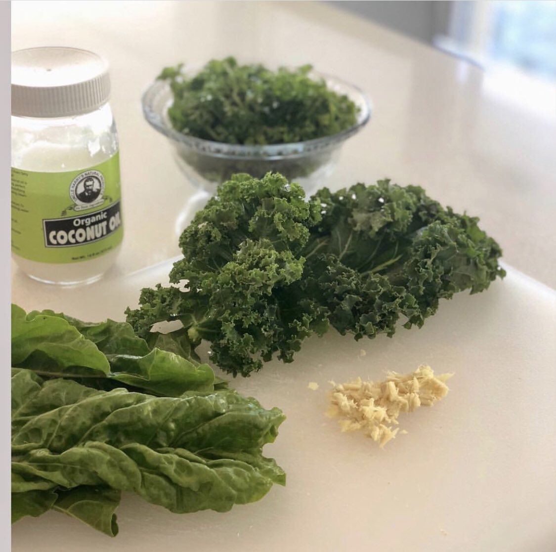 vahineveda's tweet photo. Cleansing Green Soup w/ toasted sesame seeds ๐ #vegan #cleansinggreensoup #toastedsesameseeds #ayurveda #soup #kale #swisschard #parsley #ginger #coconutoil #vegetablestock #tumeric #delish #veganeats #vahineveda #healthychoices #ayurvedic #food #veganfood #veganfoodshare https://t.co/XNAkqVyAfS