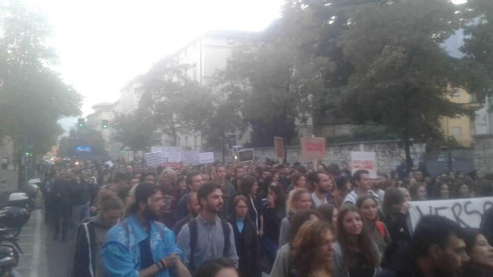 global_project's tweet photo. #Trento corteo per contestare il ministro degli interni #Salvini 
Contro le politiche xenofobe e razziste del governo tantissime persone sono scese in piazza oggi. https://t.co/pCQymrVphp