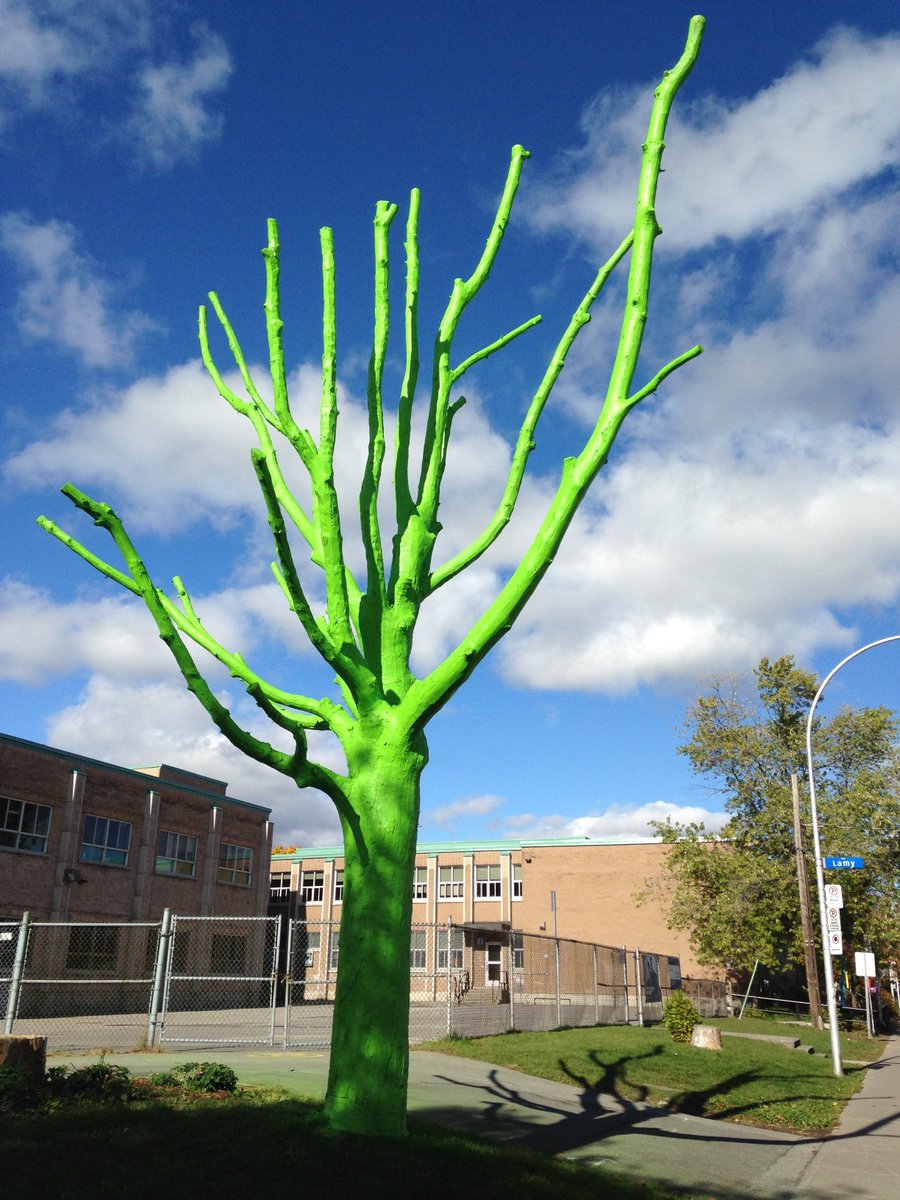 Soverdimtl's tweet photo. Dans le Corridor vert des 5 écoles, 7 arbres ont été métamorphosés pour sensibiliser la population aux dommages causés par l’agrile du frêne. Une collaboration de l'Arrondissement de Montréal-Nord​, de la coop de solidarité Éconord, de l'école le Carignan et de la @Soverdimtl . https://t.co/Bx9UUyKfvE