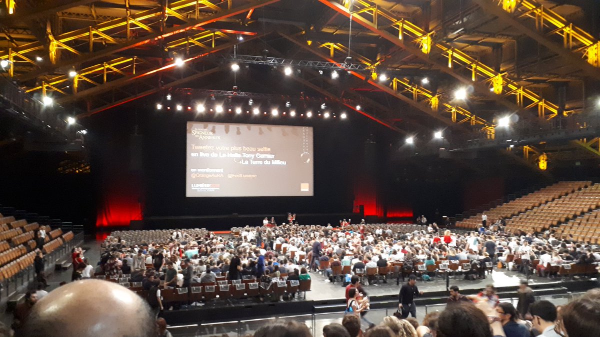 Prête pour un grand voyage depuis... La Halle Tony Garnier ! La nuit du Seigneur des Anneaux... Je ne sais pas si je vais en sortir indemne 😁 <a href="/OrangeAuRA/">Orange Auv-Rh-Alpes</a> <a href="/FestLumiere/">Festival Lumière</a> #TerreDuMilieu #aveclacommunauté #READY !!!