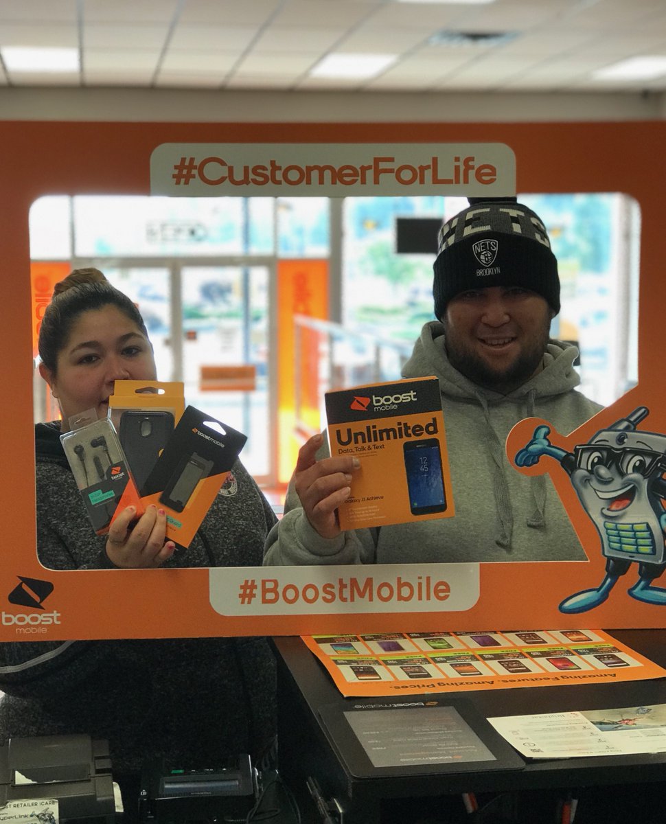 CWBoostMobile's tweet photo. Customer made the switch from #Net10 &amp; Added to a family plan 👏#FreeMonthOnUs Enjoy your bundle of accessories from @BoostOndigo 🥳 #CustomerForLife @gpeters1120 @sarahhyperlink @hyperlinkusa https://t.co/faF4OAggcX