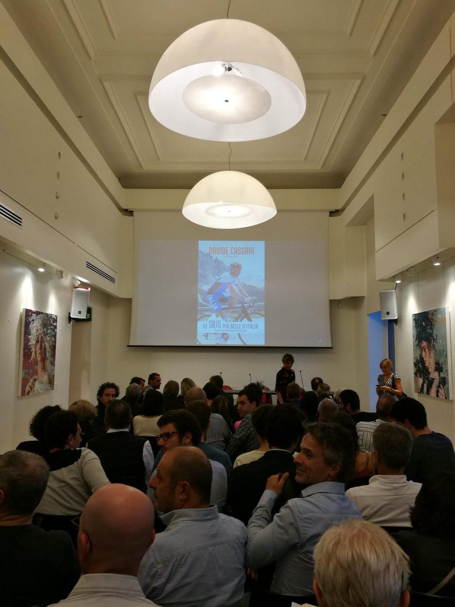 marmaz's tweet photo. Un sacco di gente alla presentazione del libro di @davidecassani sulle salite più belle d'Italia. Tuttavia pur parlando di bici siamo solo in due in #braghette https://t.co/TyjGuCtgK9