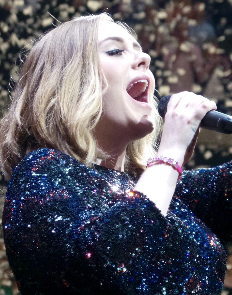 adeleactivities's tweet image. Adele wearing the bracelet Peanut made for her